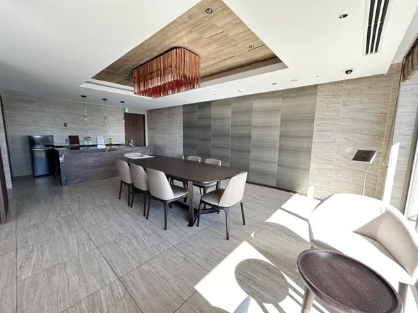 【37階ビューラウンジ(キッチン)】ビューラウンジはキッチンが設置されています。クリスマスやホームパーティーをする際に重宝しそうです。