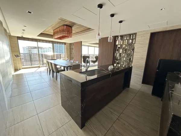 【37階ビューラウンジ(キッチン)】料理中も会話が弾みそうなキッチン。デザイン性の高いスワン型水栓が採用されています。