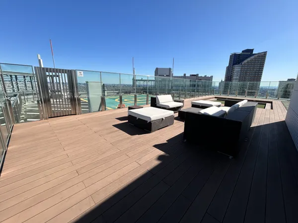 【屋上デッキ(ミソラ)】空を近くに感じながら、遮るものがなく開放感のある景色を眺めることができます。