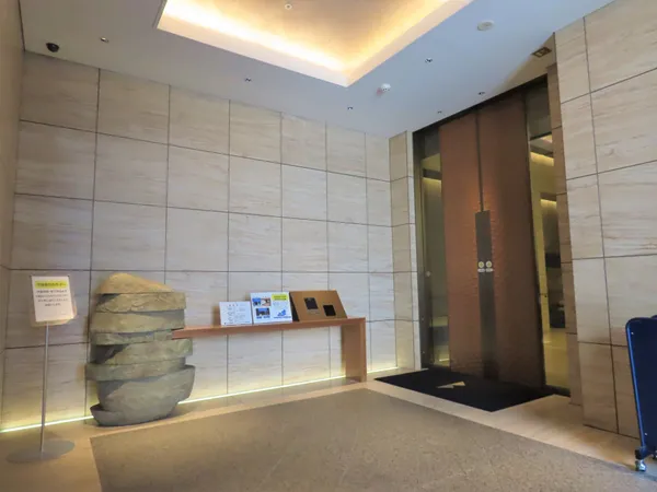 【エントランス】重厚感のある扉が設けられた、美しく魅力的なエントランスです。入り口から洗練されたデザインが採用されています。