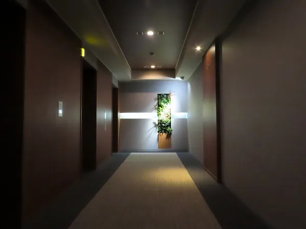 【EVホール】プライバシーに配慮したホテルライクな内廊下設計。外気の影響を受けにくく、防犯面にも配慮されています。