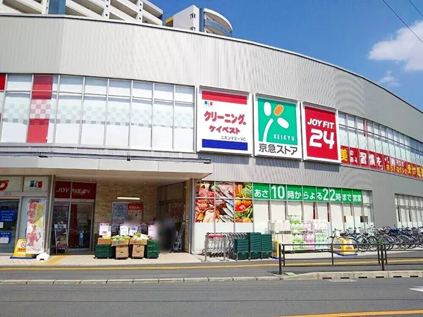 営業時間は10:00～22:00です。HP上でデジタルチラシを確認することができます。