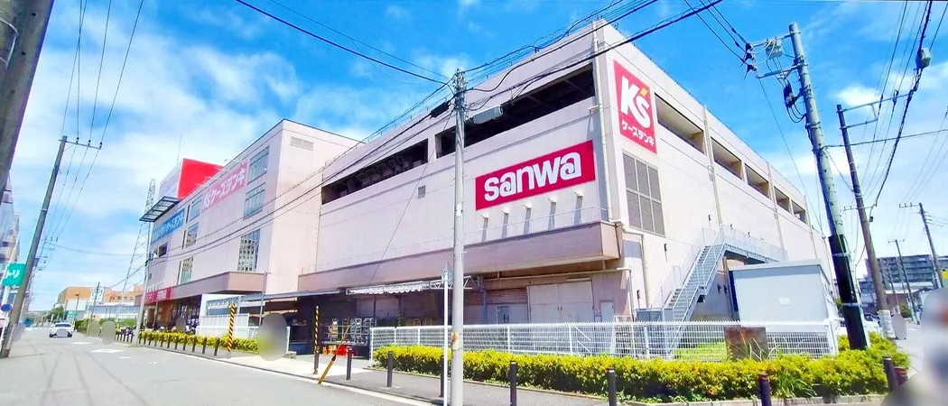 地域密着型のスーパー。生鮮食品や加工食品に加え、日用品の取り扱いがあります。家電量販店も併設されており、お買い回りにも便利です。営業時間は9:00～21:00です。