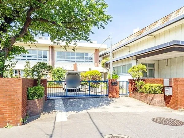 学校までは少し距離がありますが、お子様の体力がつきやすく、自立心が養われそうです。