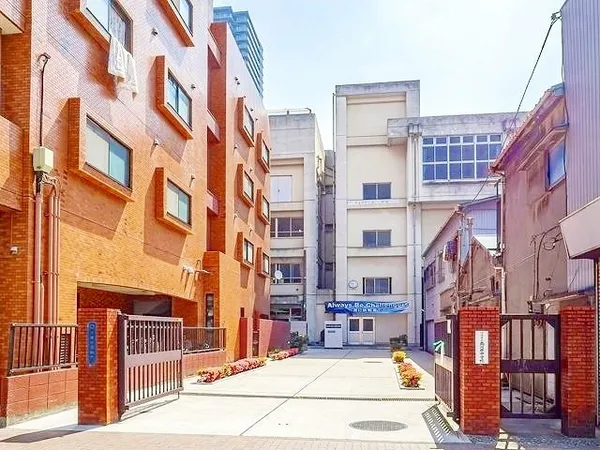 毎日の通学時間は、友達とのコミュニケーションを育む大切なひと時。部活動は、野球、陸上競技、相撲などのほか、放送部の活動も盛んで、受賞歴があります。