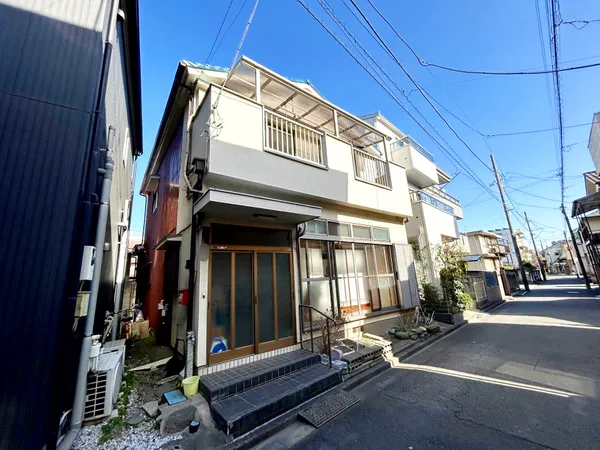 【川崎区藤崎３丁目戸建】木造2階建て6LDK。建替えも検討可能です。京急大師線「川崎大師」駅徒歩10分、「鈴木町」駅徒歩11分の立地。