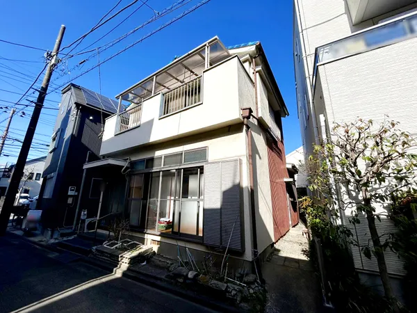 【現地外観写真】徒歩5分圏内にスーパーとコンビニが揃っています。急なお買い物にも便利な住環境です。