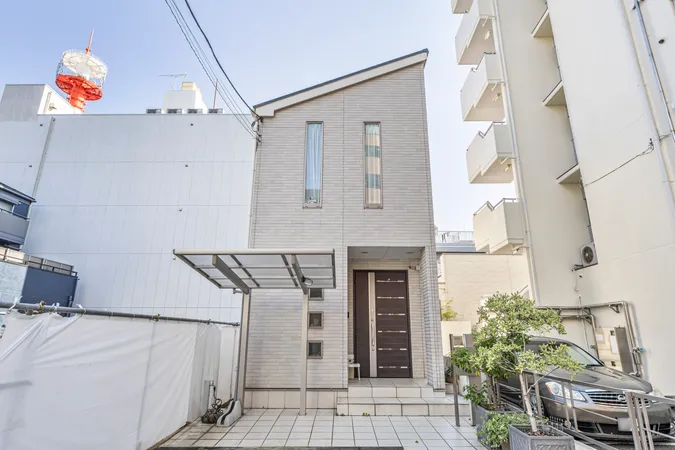 【現地外観写真】スーパーまで徒歩2分、コンビニまで徒歩3分。日頃のお買い物に利用しやすい施設が揃っています。