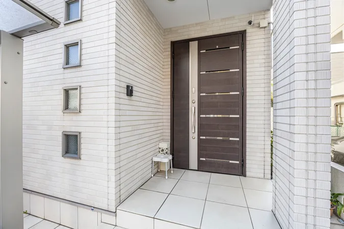 【外観】小中学校が徒歩3分圏内に位置しています。9年間毎日通うのに、負担が少ない距離です。