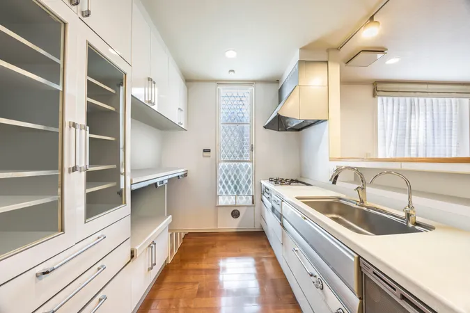 【キッチン】※画像は室内写真・間取図を元に、CGにて再現した「空室リフォームイメージ」であり、リフォーム工事費用は価格に含まれておらず、現況でのお引渡となります。