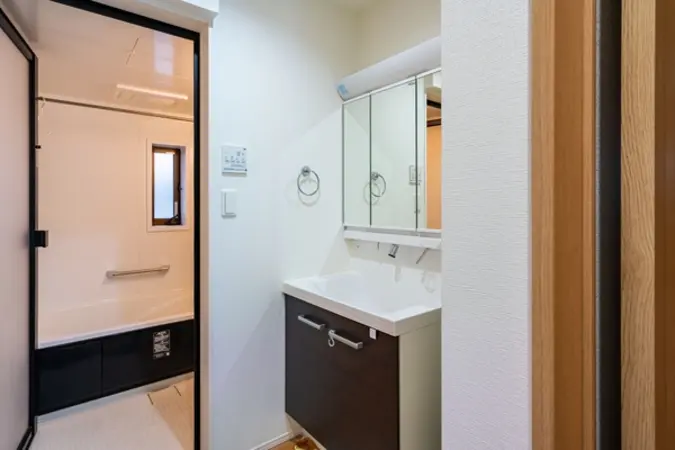 【洗面室】三面鏡付きの洗面化粧台。洗面ボウル下、三面鏡の裏に収納スペースが設けられています。