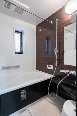 【浴室】浴室には窓が設けられていますので、自然光を採り込めるだけでなく、自然換気もできます。