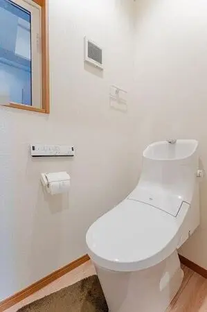 【トイレ】温水洗浄便座が備わっており、1年を通して快適にトイレをお使いいただけます。トイレは1・2階に配置されています。