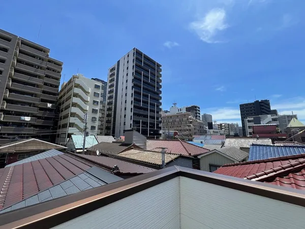 【眺望】日当たり良好のルーフバルコニーからは、青空が望めて開放的な日々を送っていただけます。