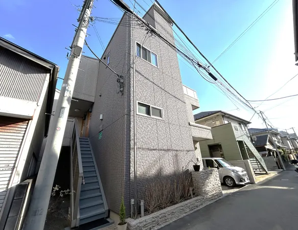 本物件の外観は、閑静な住宅街に調和した落ち着いた佇まいが印象的です。周囲は静かな環境で、ゆったりとした暮らしが叶います。