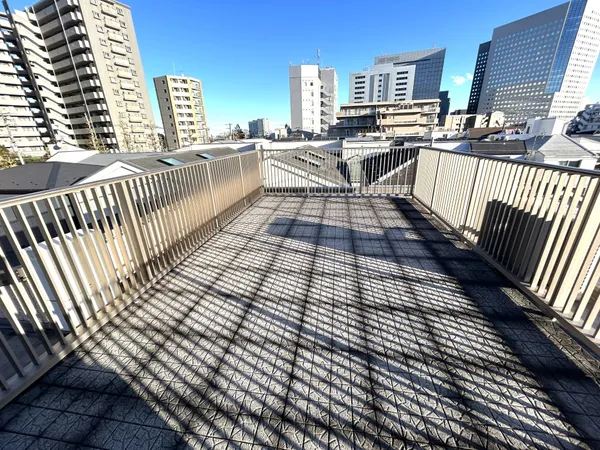 屋上のルーフバルコニーは、周囲の景色を見渡せる開放的な空間です。晴れた日には青空の下で多目的に利用でき、心地よい時間を過ごせます。