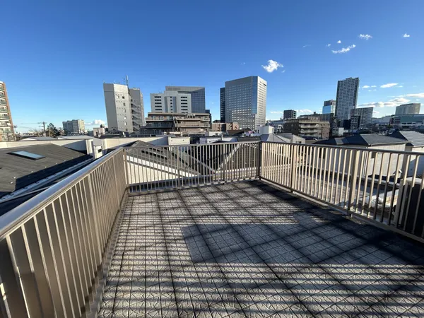 屋上スペースは、開放的な眺望と心地よい通風が魅力です。晴れた日には青空が広がり、家庭菜園やアウトドアなど多目的にご利用いただけます。