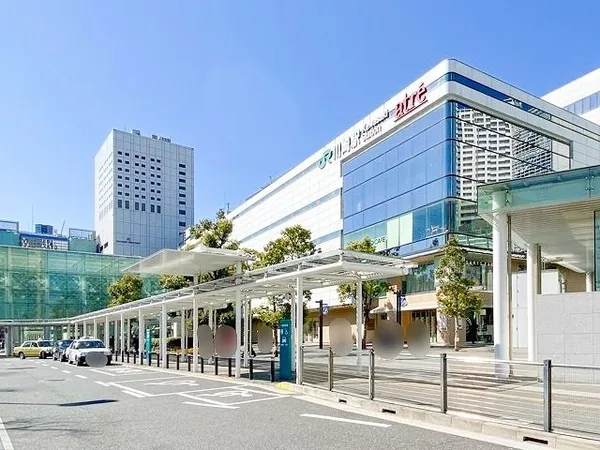 川崎駅（JR東日本 京浜東北線）は物件から徒歩約11分、約880mの距離に位置しています。ショッピングや通勤・通学に便利な立地で、日々の移動が快適です。