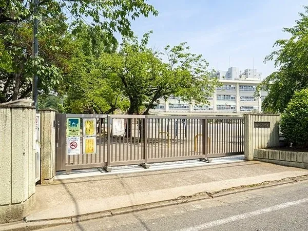 川崎市立幸町小学校までは徒歩5分（約360m）。緑に囲まれた落ち着いた環境で、日々の通学も安心な距離感です。