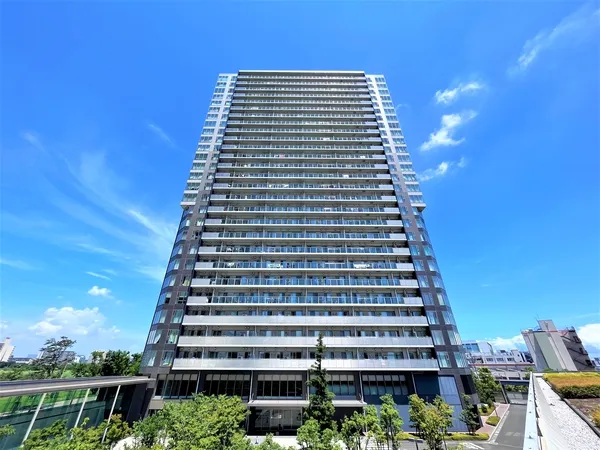 【リヴァリエ C棟】鉄筋コンクリート造、地上28階地下1階建ての9階に位置しています。総戸数は461戸です。陽当り・通風良好です。