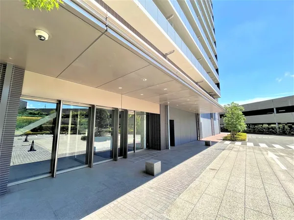 【エントランス】重厚感のある扉が設けられた、美しく魅力的なエントランスです。入り口から洗練されたデザインが採用されています。