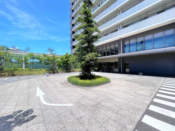 【エントランス】マンションのエントランス部分です。共用部は綺麗に保たれています。敷地内の植栽が四季折々に多彩な表情を見せてくれます