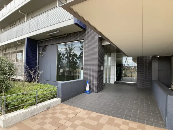 【エントランス】マンション入口付近には屋根がありますので、傘をさして帰ってきた際、慌てずに傘を閉じることができます。
