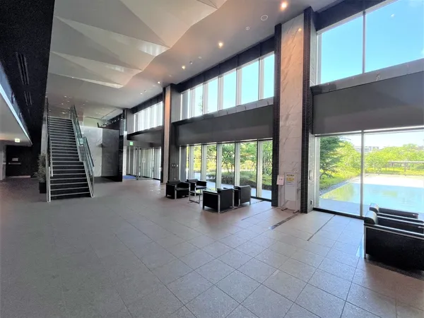 【エントランス】住民以外の人が侵入しにくいオートロックシステムが採用されています。管理人が滞在しております。