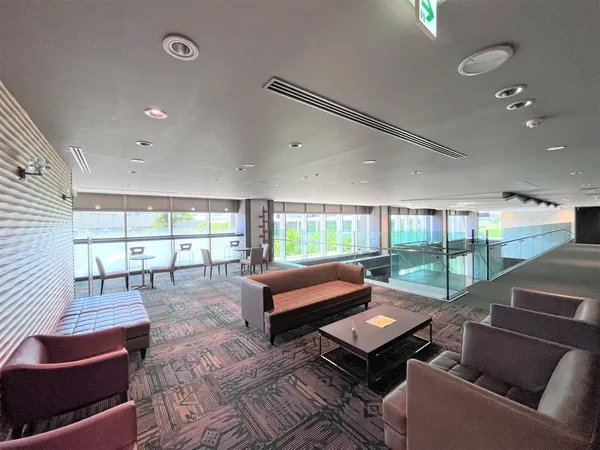 【エントランス】イスとテーブルが置いてあり、待ち合わせなどに便利なエントランス。おしゃれな空間です。