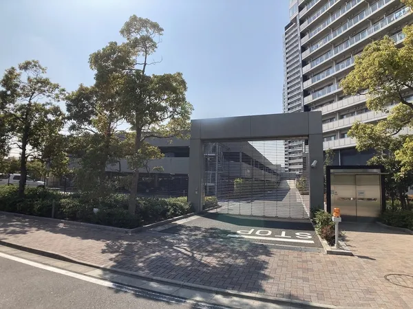 【駐車場入口】出入り口にゲート有。駐車場は、敷地内に設けられています。空き状況・利用料など、詳しくはお問い合わせください。