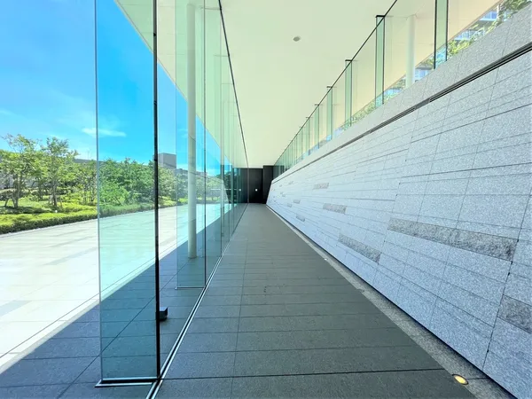 【ウォータープロムナード】住民を温かく迎え入れてくれる空間です。ガラス張りが美しく、アクセントになっています。