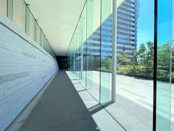 【ウォータープロムナード】海外のホテルのような、おしゃれな空間。待ち時間も苦にならない、スタイリッシュな空間です。