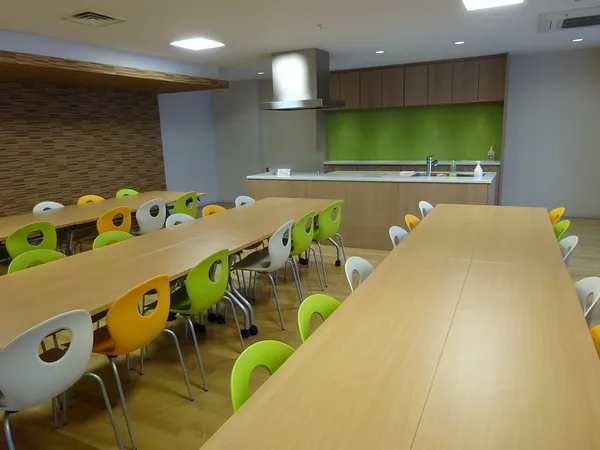 【キッチンスタジオ】お料理を楽しむことができる、キッチンスタジオが備えられています。明るい色味で統一された空間です。