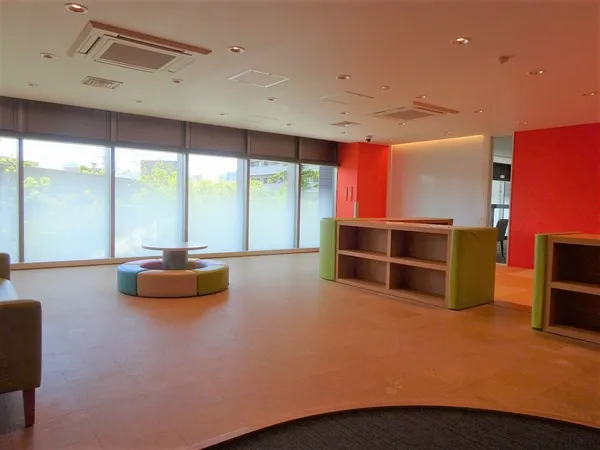 【キッズスペース】お子様がのびのびと遊べる、ファミリー層に嬉しいキッズスペースがあります。住人同士でも遊ぶことができそうです。