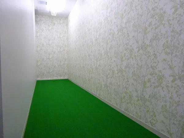 【パターコーナー】人工芝のパターコーナーは、室内に設けられており、雨の日でも利用することができます。