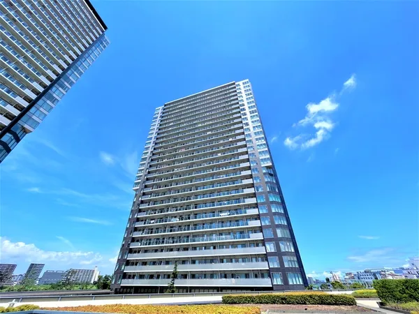 【現地外観写真】大切なペットと一緒に暮らせるペット飼育が可能なマンションです(飼育細則あり)。