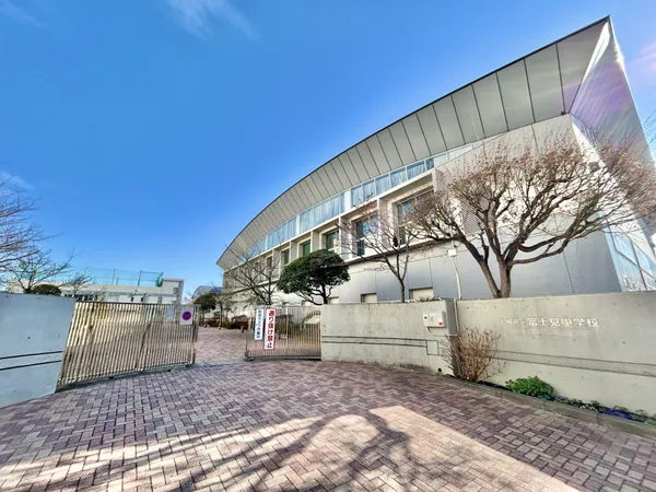 徒歩20分。1947年に設立された川崎市で歴史のある学校の一つです。卒業生や地域の方々によって大切に育まれてきました。