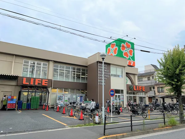 徒歩8分。
