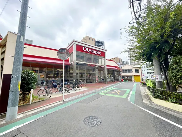 徒歩5分。