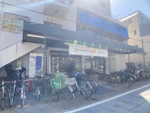 徒歩5分。