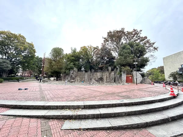 徒歩8分。