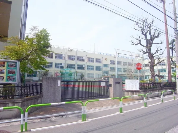 荒川区立尾久宮前小学校（徒歩６分）