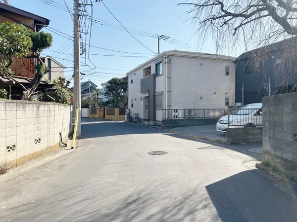 北側公道（西側からの視点）