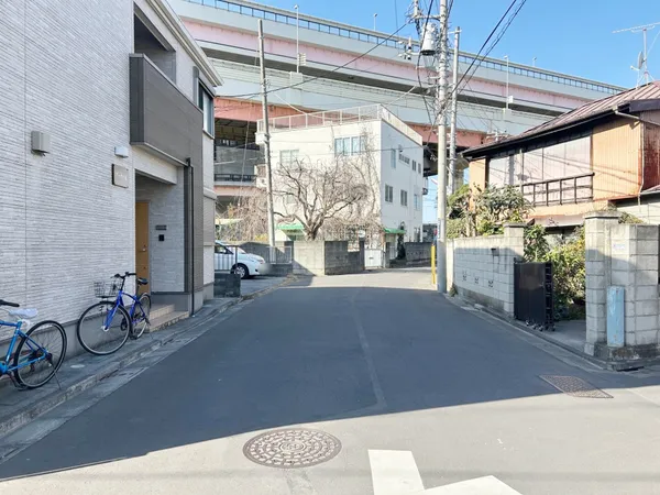 東北側公道（東側からの視点）