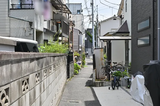 前面道路（北西側約２０ｍ先）