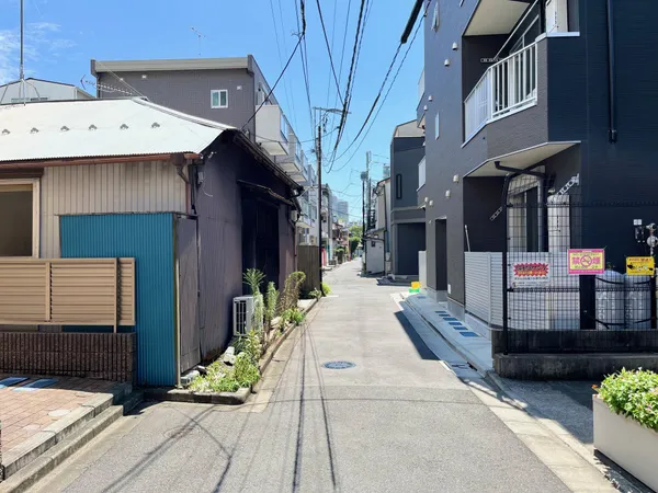 前面道路含む外観（北側からの視点）