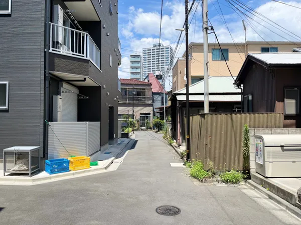 前面道路含む外観（南側からの視点）
