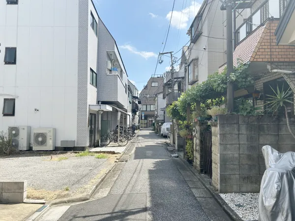 西側前面道路