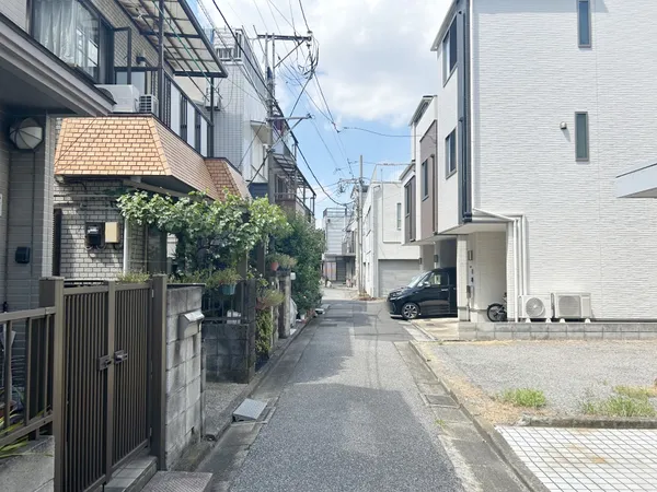 西側前面道路