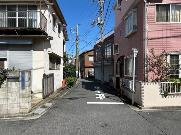 西側前面道路